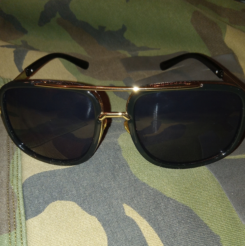 New sunglasses / men & unisex - no scratches